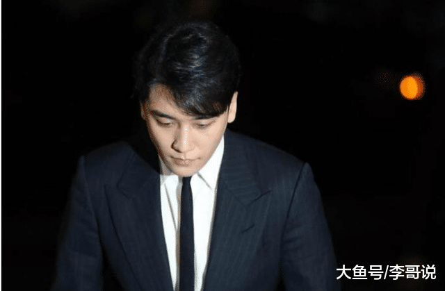 就挪用夜店公款，李胜利被持续16小时调查，眼圈乌青憔悴离警局