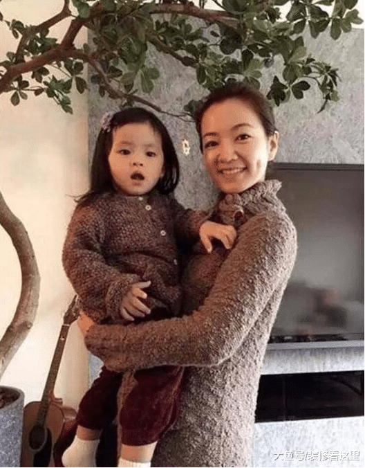 主持人阿雅的家，女兒躺在吉他盒上面喝奶，看不出還會煮飯