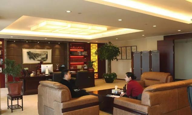 看看大佬们的办公室,马云的办公室真有马,王兴的办公桌艰苦朴素