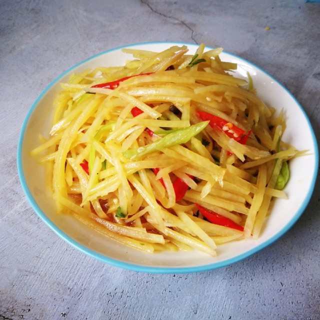 油泼土豆丝，不炒不炖，比肉还香，隔天就想吃