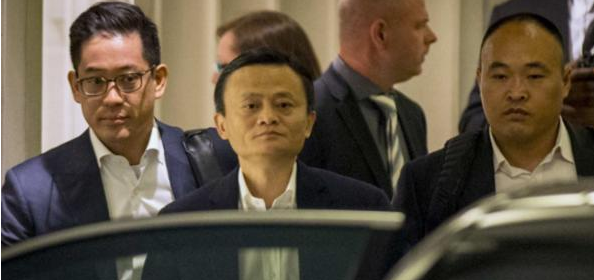 看看王健林的出行排场, 再看看马云, 就知道两人区别在哪了