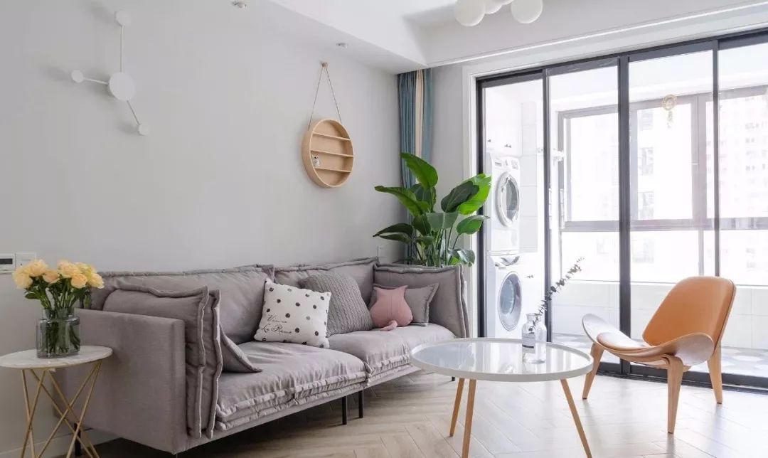 暖灰色打底，搭配零星原木色，温情又好看，这样的装修还不易过时