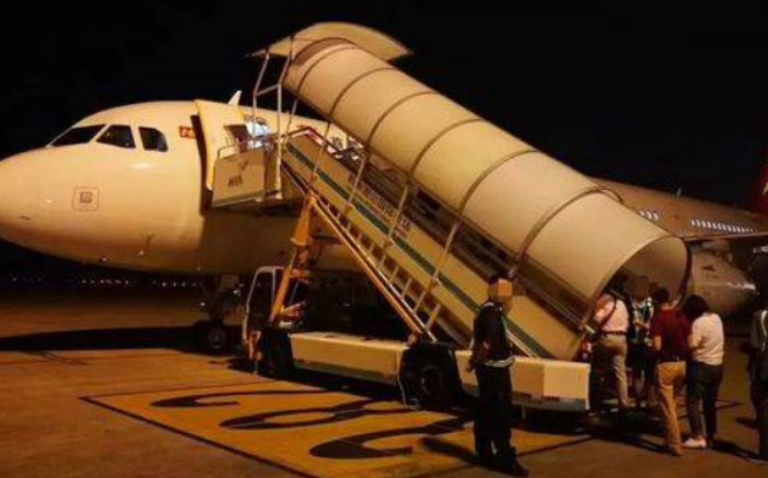 为何遇空难时宁愿赔几十亿，也不允许乘客跳伞逃生？2个原因