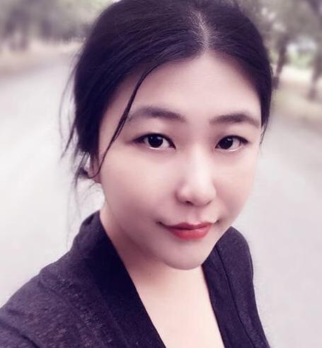 90后乔碧萝当老板，与旗下女艺人拍合照，网友：她站在后面有点吓人