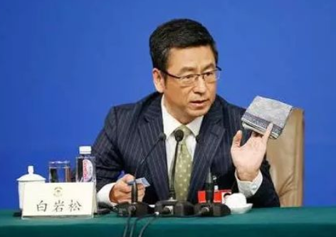 白岩松是非常有名的主持人台风稳重，多才多艺，让观众非常的敬佩和喜欢！