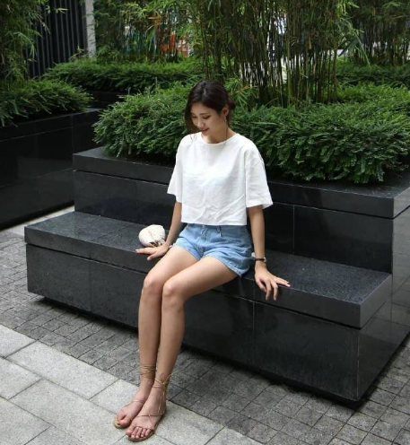 打扮的很简单的姑娘，越简单越耐看