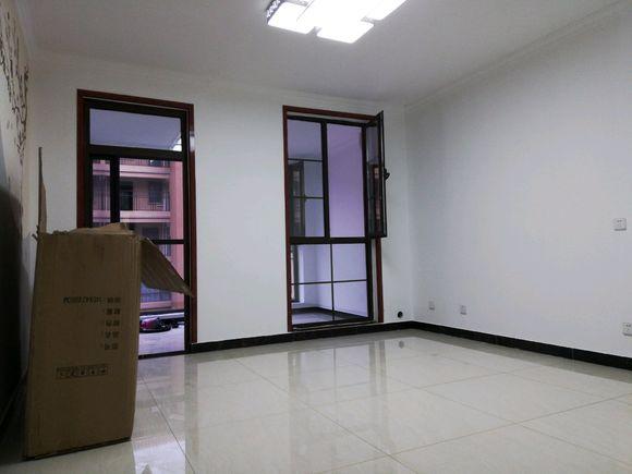 自己装修的联排复式楼，也没有什么设计方案，装了五个多月