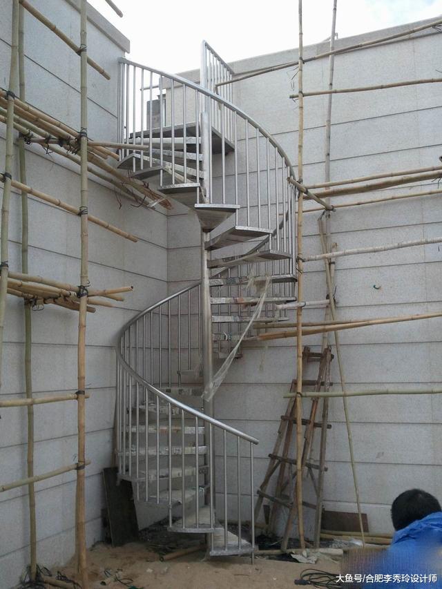 自建复式小别墅带20平大院子，朋友把楼梯移到院子里，真是个好点子！