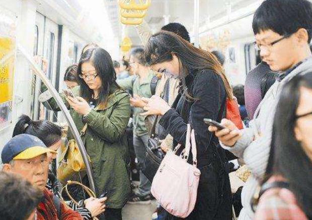 提醒大家:在公共场合玩手机,建议装上这个东西,能防止它人偷看