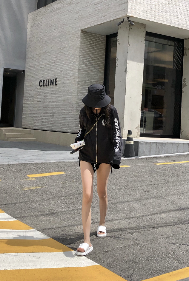 穿拖鞋出门的小姐姐，给人一种慵懒美