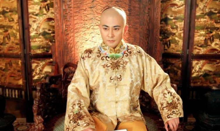 康熙试探皇太子后大怒，废了后却再立他，而这位阿哥一直隔岸观火