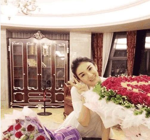 ?晒晒黄奕如今住的豪宅，光钢琴就价值几十万，生活依然过得很幸福