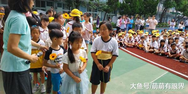 小学校园里的生命教育犬去世，全体师生为它举行追悼会，感谢它一生的付出