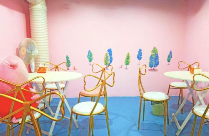 女大學生國企辭職開泡面小食堂, 花光10萬積蓄, 如今天天打蒼蠅