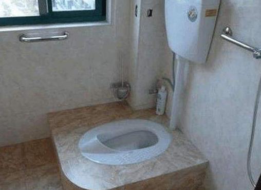 为什么卫生间蹲便器要抬高20公分？听泥工一说，才知用处大