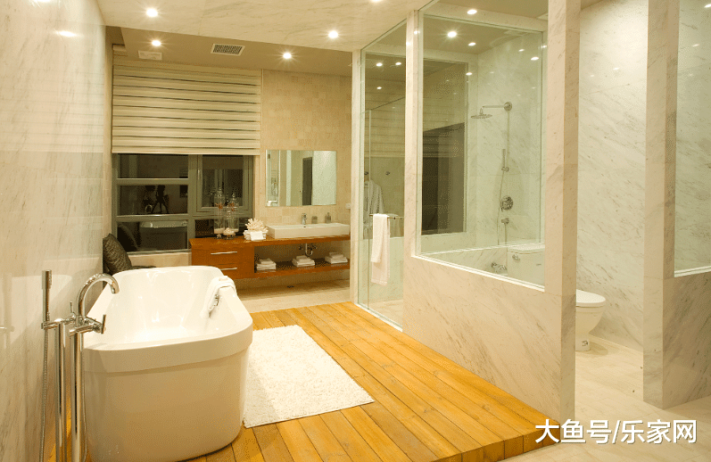 卫生间装马桶太占地方？这样设计方便还省空间，小户型超实用