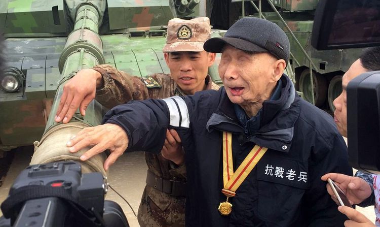 96岁老人避居多年，随身物品泄漏身份，惊动高层出动6辆坦克迎接