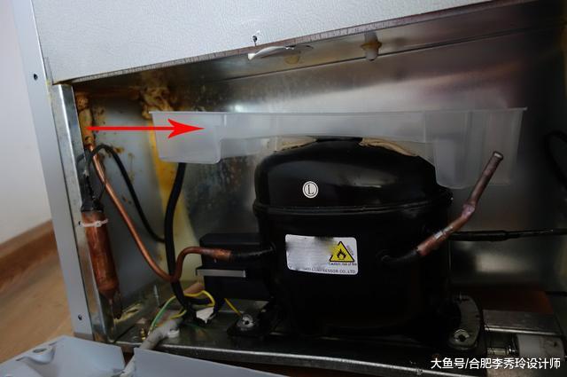 冰箱后面藏个储水盒，我家用了8年没倒过，难怪冰箱里总是有一股臭味