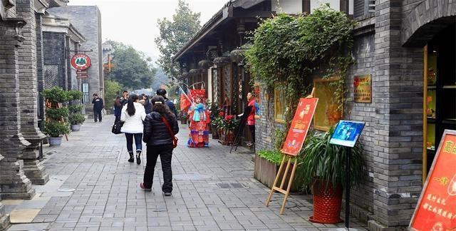 成都一个热门景点，历史悠久美食众多，最适合带着伴侣去