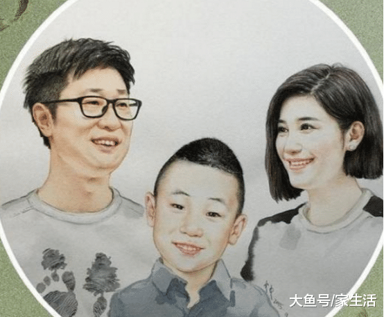 走进林永健现实中的家，一家人把儿子都当宝了，连抱枕也有他照片