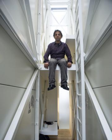 住这里太憋屈！1米5夹缝中盖栋32平房，张开双臂就能碰到两边墙壁