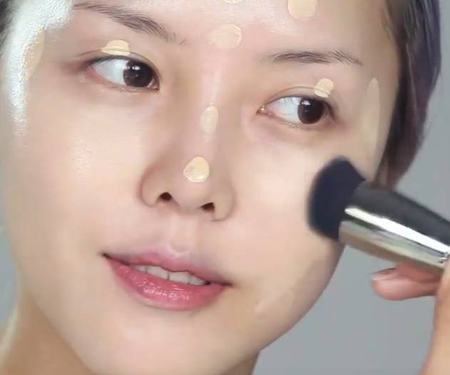 BB霜别直接用手擦！化妆师教你正确方法，均匀更自然