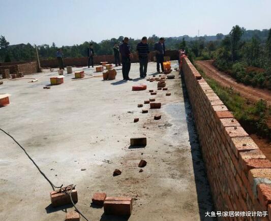 三兄弟砸了70万建1400平三联排，独立桩基加砖混结构合适吗？