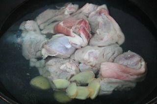 煮豬肘子，老人小孩都愛吃，隔壁小孩都饞哭了