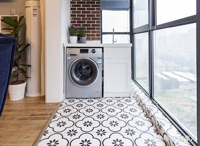 家里阳台该不该放洗衣机? 看完外国朋友的做法, 懊悔知晚了