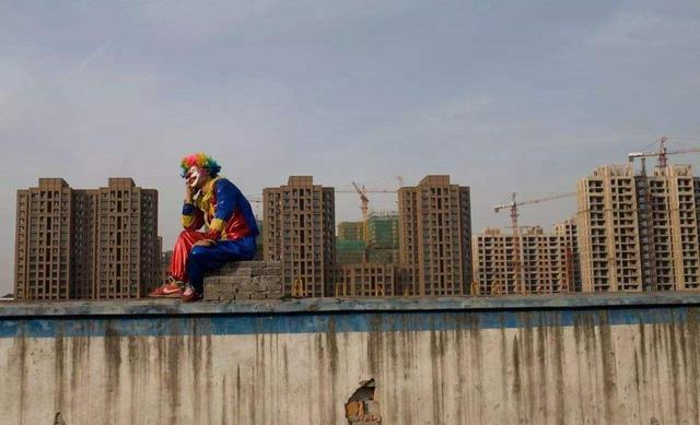 房价大局已定，专家：年轻人不愿承认是中产，刚需要容忍高房价