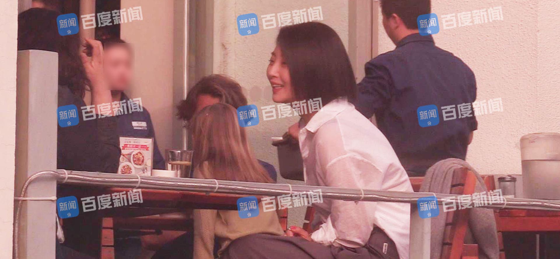 殷桃天光下会友不惧秀身材清凉衣着很风情