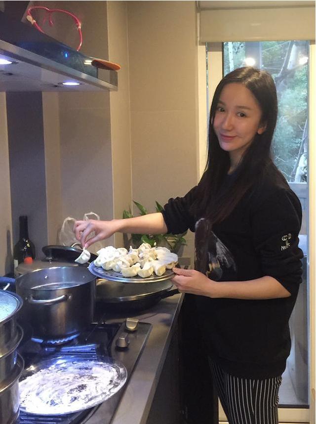 晒娄艺潇现实的豪宅，戏里她是逗比形象，生活中也是个成熟的女生