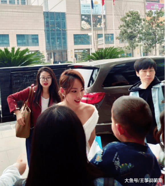 张嘉倪性感现身遭路人狂拍，生图曝光颜值相当抗打