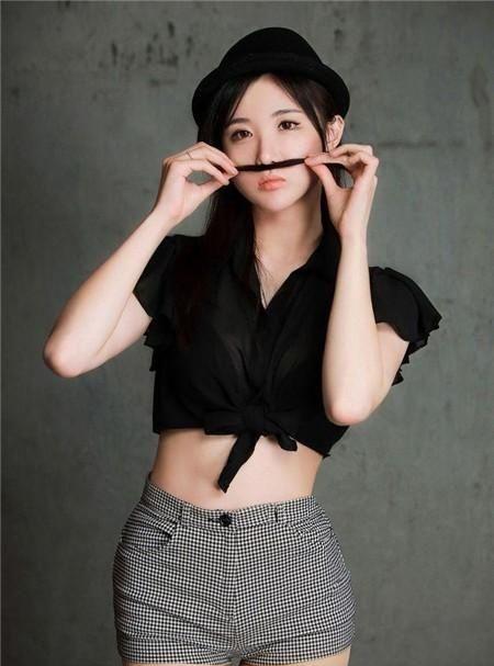 细腰丰臀穿上紧身裤, 完全能够穿出自己想要的效果!