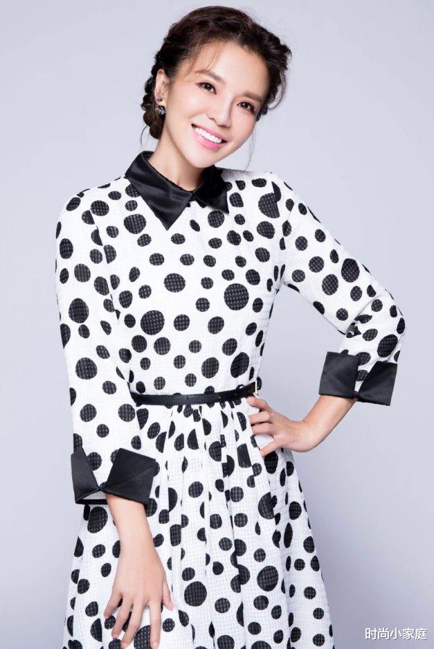 朱迅的日常穿搭还是比较淑女的,她身穿了一条波点元素的连衣裙,这条