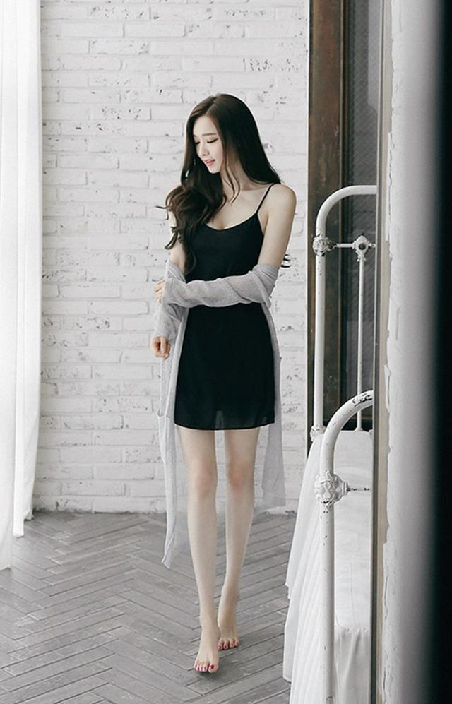 时尚穿搭, 性感黑色吊带小姐姐, 举手投足间尽显女神慵懒气质