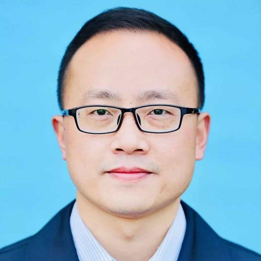 苟文彬 四川省绵阳中学党委委员,副校长.