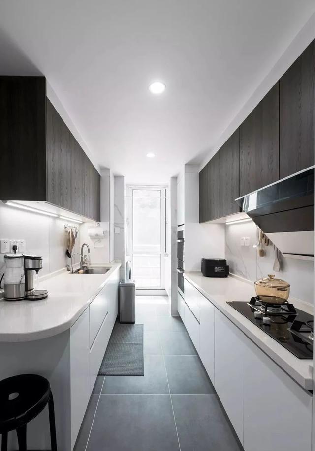 这样的150平性冷淡黑白灰，还透着温情的一面，不信看看