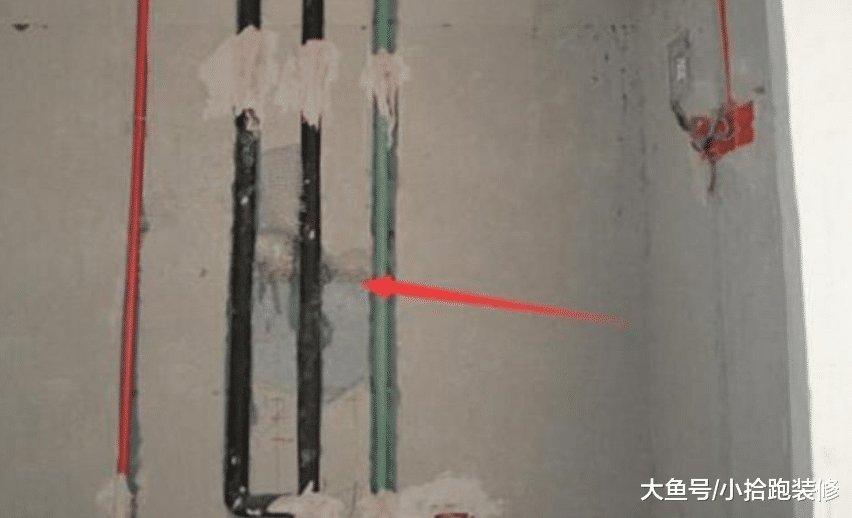 水电完工, 师傅让验收, 业主刚进门就说: 这做的完全看不懂