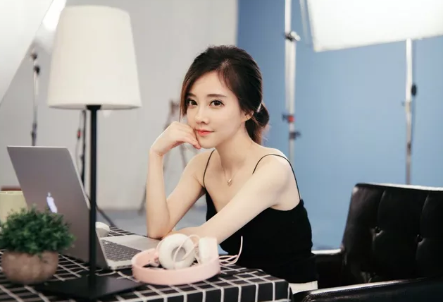 冯提莫早年艺考旧照被爆出，长相不忍直视，网友：会计看完后悔了