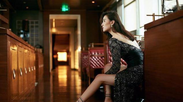 38岁宋佳简直太会穿，银色镂空高叉裙秀长腿，北方女人气质是不同