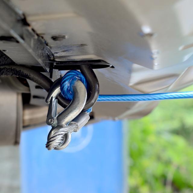 春節收假回家高速堵車，看到一女司機這樣上廁所，高級還不尷尬