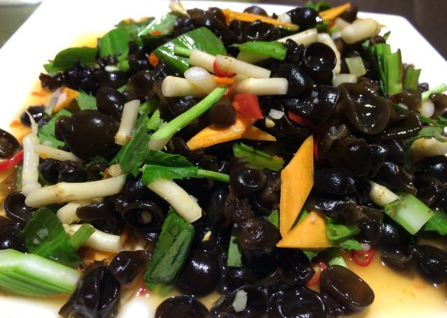 酸辣折耳根，特别好吃，老人小孩都爱吃