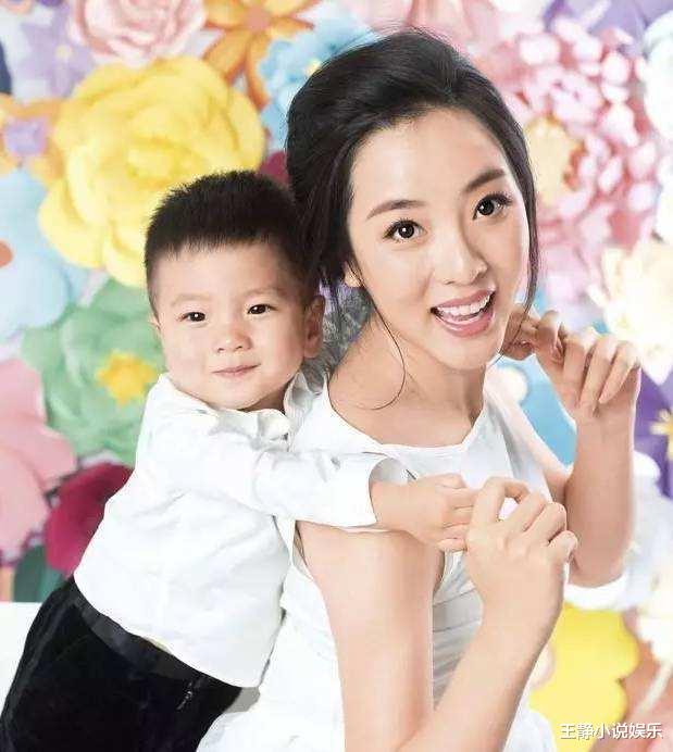 33岁央视才女李思思,嫁了学霸老公,两个儿子超可爱