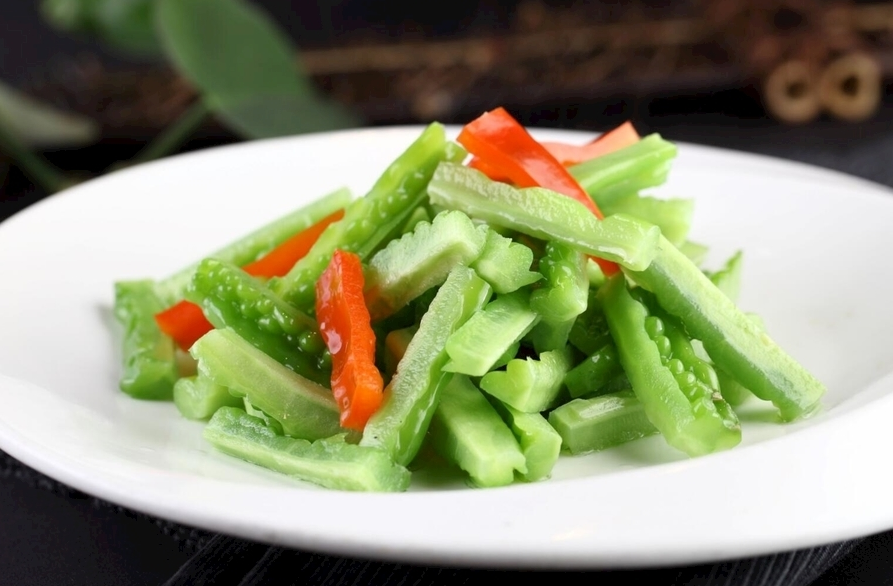 想炒出来的苦瓜颜色翠绿，多加这一步，味道不苦很好吃