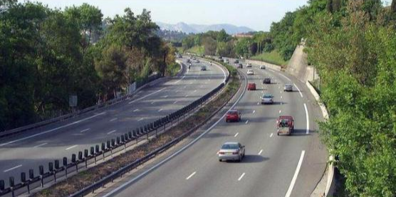 夜晚跑高速开近光灯还是远光灯？交警说完后，车主：车算是白开了