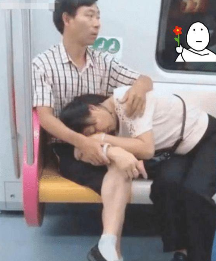 抖音“丈夫搂妻子入睡”火了，看到丈夫穿的鞋，网友：最高级“炫富”