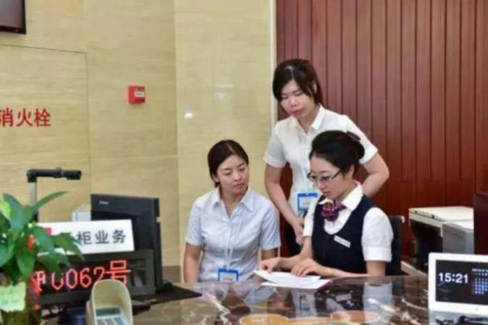 一分钱不剩的银行卡，如果忘记注销会怎样？银行女柜员偷偷告诉你