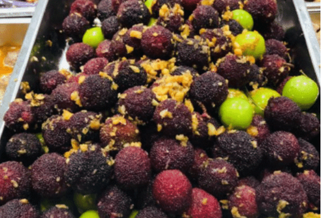 为了“哄”吃饭，学校食堂拼了！蒜蓉杨梅算啥，图3：阿姨求放过