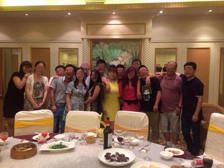 女子路边捡了个弃婴，抚养5年后，同学聚会上才知是自己亲生女儿